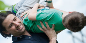 Vater spielt mit seinem Sohn