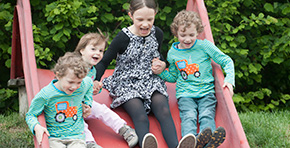 Kinder auf der Rutsche am Spielplatz
