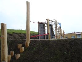 Großes Klettergerüst beim Schulfreiraum Gänserndorf