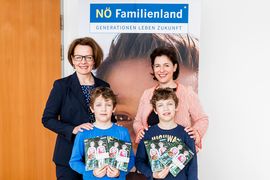 Zwei Damen und zwei Buben lachen in die Kamera.