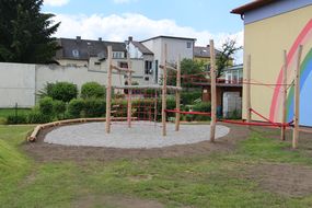 Schulfreiraum mit zahlreichen Klettermöglichkeiten.