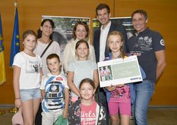 Gruppenfoto der Prämierung der besten Ferienbetreuung