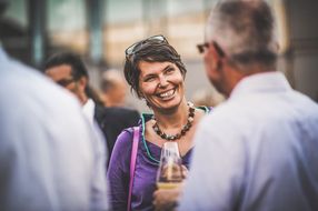 Menschen unterhalten sich beim Sommerausklang an der Donau-Universtität Krems