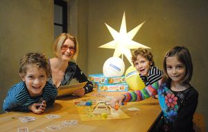 Eine Frau und drei Kinder spielen beim NÖ Spielefest auf der Schallaburg 2016 ein Spiel
