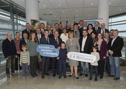 Gruppenfoto beim Auftakt für Gemeinden zur größten Förderinitiative von Bewegungsflächen für Kinder in Niederösterreich