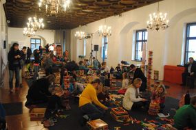 Zahlreiche Familien spielen zusammen.