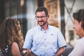 Mann mit Hemd und Brille beim Sommerausklang an der Donau-Universtität Krems
