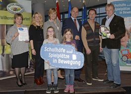 Landesrätin Schwarz lächelt mit Teilnehmerinnen und Teilnehmern der Auftaktveranstaltung aus Stockerau in die Kamera.