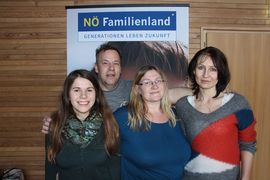 Drei Damen und ein Herr lachen in die Kamera.