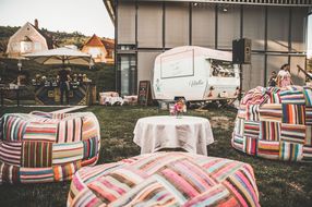 Bunte Sitzkissen in der Wiese beim Sommerausklang an der Donau-Universtität Krems