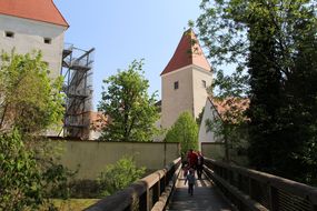 Holzbrücke führt zum schlossORTH beim Familienfest Donau-Auen