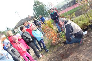 Kinder hören bei der Pflanz-Werkstatt in Auersthal gespannt zu.