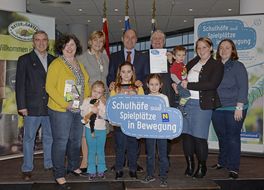 Landesrätin Schwarz lächelt mit Teilnehmerinnen und Teilnehmern der Auftaktveranstaltung aus Dürnstein in die Kamera.