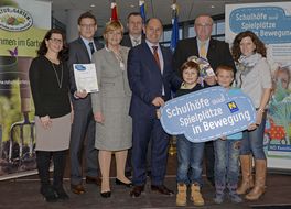 Landesrätin Schwarz lächelt mit Teilnehmerinnen und Teilnehmern der Auftaktveranstaltung aus Ziersdorf in die Kamera.