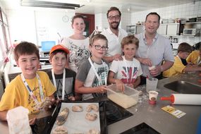 Kinder backen bei der 3. Kinder Business Week Brötchen