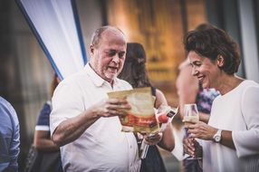 Ein Mann und eine Frau unterhalten sich beim Sommerausklang an der Donau-Universtität Krems
