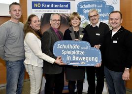 Landesrätin Schwarz lacht mit Besucherinnen und Besuchern des Seminar "Schul(t)räume" in die Kamera