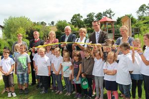 Gruppenfoto bei der Eröffnung des Schulfreiraum St. Peter in der Au.