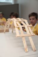 Gebilde aus Holzstäbchen bei der 3. Kinder Business Week