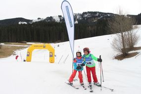 Zwei Skifans lachen bei den Familienskitagen 2017 in die Kamera
