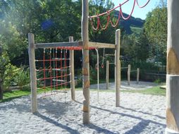 Klettermöglichkeiten aus Holz bei einem Spielplatz.