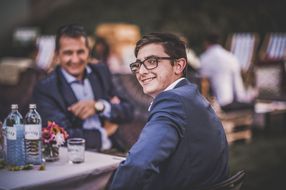 Bub dreht sich um und lacht in die Kamera beim Sommerausklang an der Donau-Universtität Krems