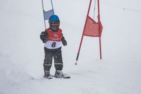 Kind fährt beim Familienskitag am 21. Jänner 2018 Ski