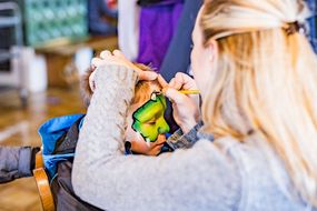 Bub wird beim Familienskitag am 21. Jänner 2018 geschminkt