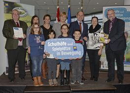 Landesrätin Schwarz lächelt mit Teilnehmerinnen und Teilnehmern der Auftaktveranstaltung aus Alland in die Kamera.