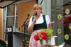 Landesrätin Schwarz spricht bei der Eröffnung des Schulfreiraum in St. Peter in der Au ins Mikrofon.