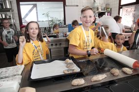 Kinder backen bei der 3. Kinder Business Week Brötchen