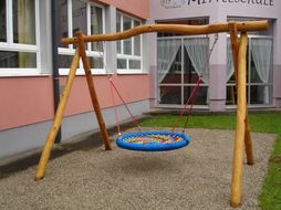 Bunte Vogelnest-Schaukel.