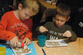 Kinder beim Lebkuchen Verzieren