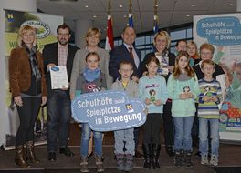 Landesrätin Schwarz lächelt mit Teilnehmerinnen und Teilnehmern der Auftaktveranstaltung aus Feistritz am Wechsel in die Kamera.