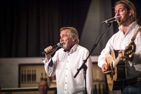 Peter Rapp und zweiter Sänger mit Gitarre.