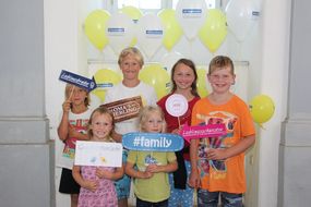 Sechs Kinder halten bei den NÖ KinderSommerSpielen 2016 verschiedenste Schilder in die Kamera.