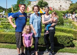 Familie beim NÖ Familienfest auf der Schallaburg
