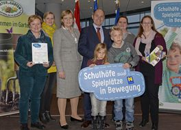 Landesrätin Schwarz lächelt mit Teilnehmerinnen und Teilnehmern der Auftaktveranstaltung aus Furth bei Göttweig in die Kamera.
