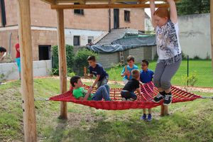 Kinder spielen bei der Eröffnung des Schulfreiraum Gmünd