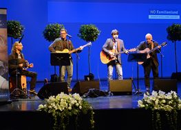Die Band "The Meatballs" steht auf der Bühne und singt und spielt Gitarre