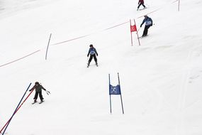 Teilnehmerinnen und Teilnehmer der Familienskitage 2017 fahren die Piste hinab