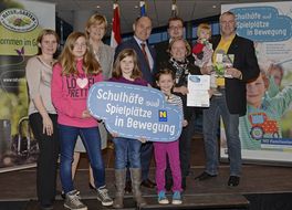 Landesrätin Schwarz lächelt mit Teilnehmerinnen und Teilnehmern der Auftaktveranstaltung aus Bad Traunstein in die Kamera.