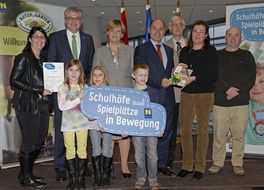 Landesrätin Schwarz lächelt mit Teilnehmerinnen und Teilnehmern der Auftaktveranstaltung aus Gänserndorf in die Kamera.