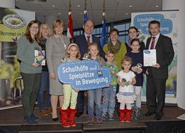 Landesrätin Schwarz lächelt mit Teilnehmerinnen und Teilnehmern der Auftaktveranstaltung aus Eschenau in die Kamera.