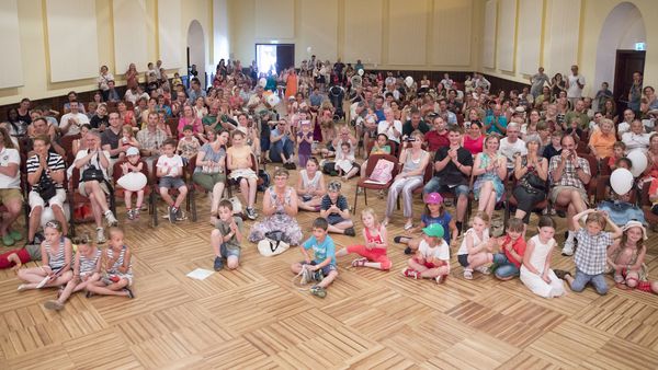 Ein Saal voller musikbegeisterter Menschen hört den Tonkünstlerinnen und Tonkünstlern bei einem Konzert zu