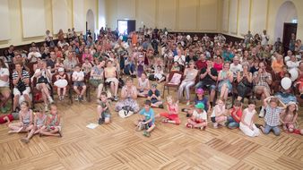 Ein Saal voller musikbegeisterter Menschen hört den Tonkünstlerinnen und Tonkünstlern bei einem Konzert zu