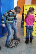 Ein Bub und ein Mädchen probieren bei der Auftaktveranstaltung Spiele aus.