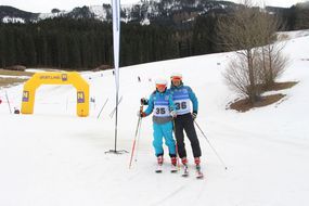Zwei Skifans lachen bei den Familienskitagen 2017 in die Kamera