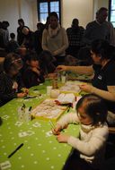 Kinder basteln an einem Tisch
