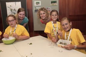 3 Mädchen und zwei Betreuerinnen der Kinder Business Week lächeln in die Kamera